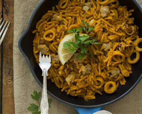 Ingredientes para fideuá con berberechos de lata