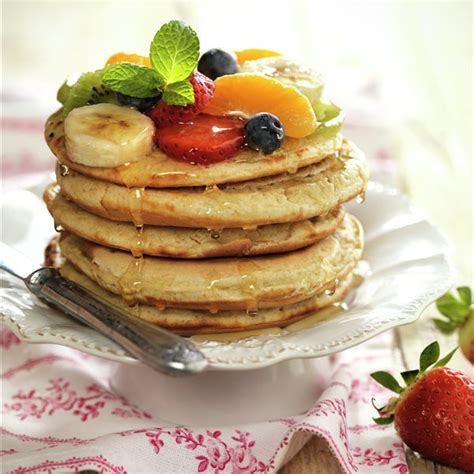 Tortitas servidas con fruta y sirope