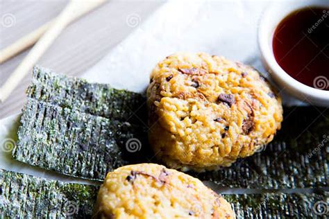Yaki-onigiri a la parrilla con salsa