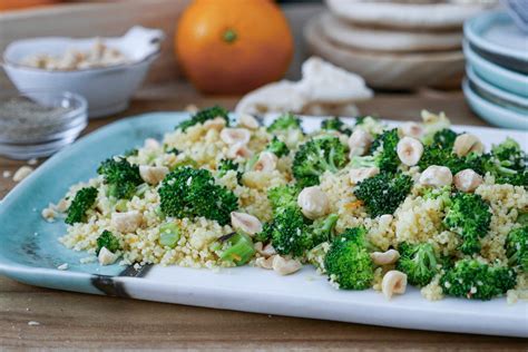 Ensalada de cuscús con brócoli, naranja y avellanas