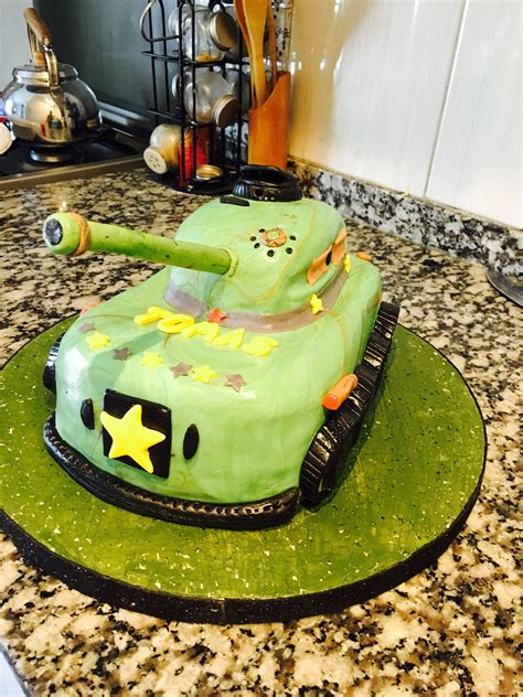 Torta militar con tanque de fondant
