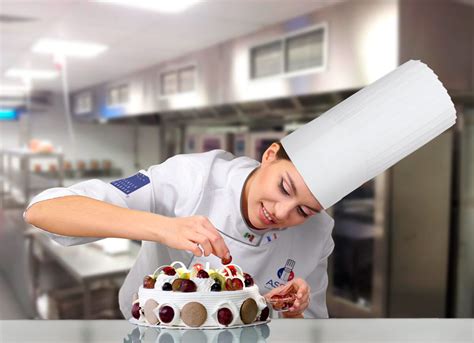 Pastelero decorando una torta militar