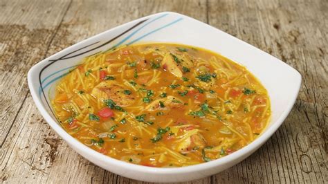 Sopa de pollo con fideos casera