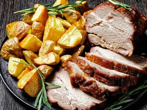 Plato de pierna de cerdo con guarniciones
