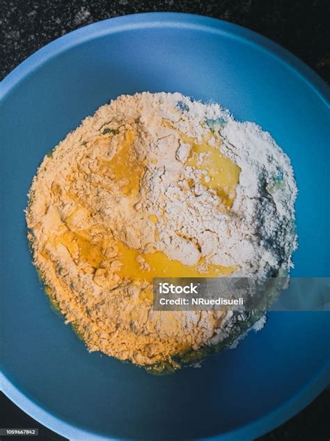 Mezclando ingredientes secos y húmedos para la masa de tortitas