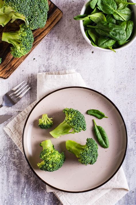 Hojas de brócoli frescas