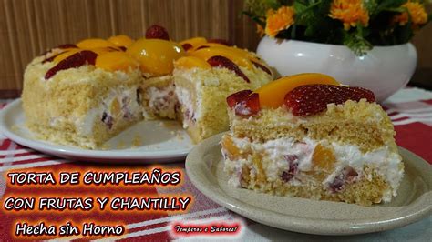 Torta redonda decorada con crema y frutas
