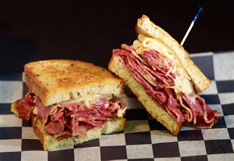 Sándwich de carne ahumada de Montreal clásico con pepinillo y papas