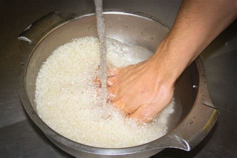 Proceso de lavado de arroz para sushi