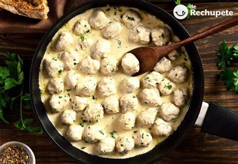 Variedad de albóndigas en salsa blanca