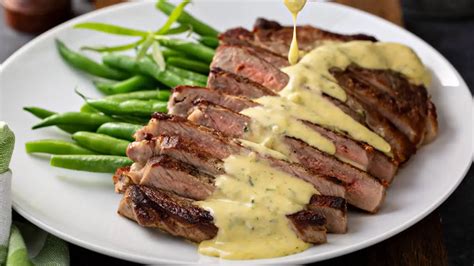 Salsa Bearnesa en un plato con un trozo de carne