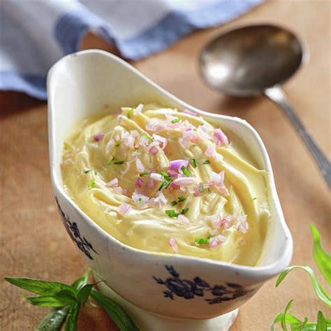 Proceso de emulsión de la salsa bearnesa con varillas