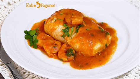 Merluza con gambas y rodajas de tomate en un recipiente apto para microondas