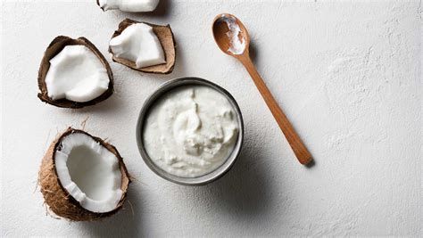 Bizcocho de yogur de coco sin gluten con frutas