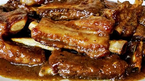 Plato de costillas en salsa con acompañamientos