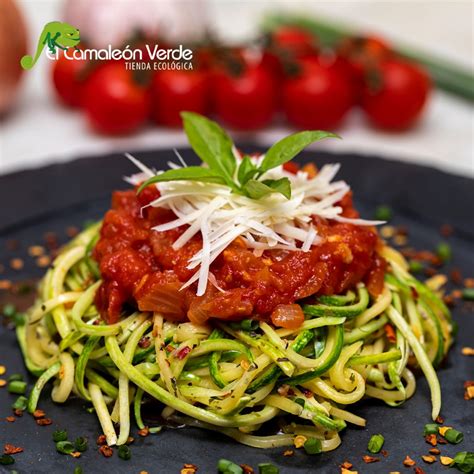 Espaguetis de calabacín con salsa de tomate y albahaca