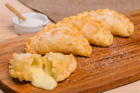 Empanadas de queso fritas recién hechas en un plato