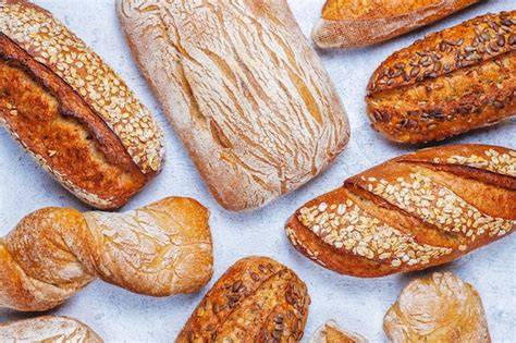 Diversidad de panes caseros recién horneados