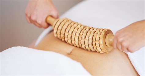 Imagen de una profesional realizando maderoterapia abdominal