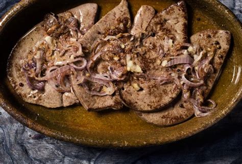 Plato de hígado de ternera cocinado con cebolla