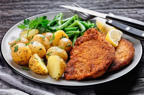 Wiener Schnitzel con guarnición de patatas y limón