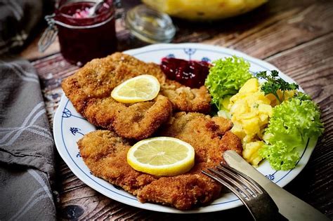 Ilustración de personas disfrutando del Wiener Schnitzel en un restaurante tradicional vienés