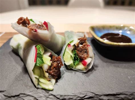 Rollitos de Pato Pekín con obleas, pepino, cebolleta y salsa Hoisin