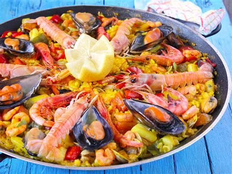 Paella de marisco cociéndose en la paellera