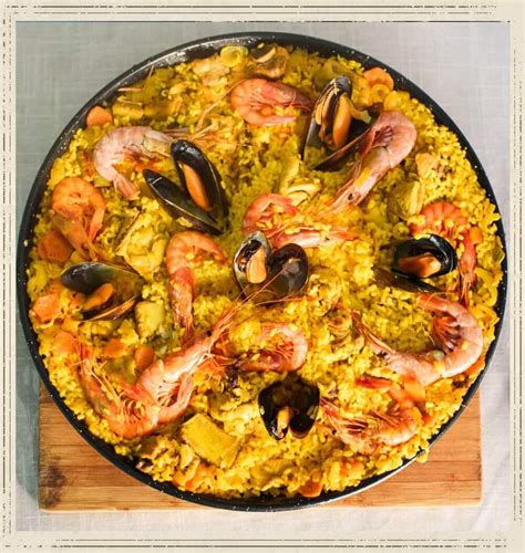 Paella de marisco lista para servir con limón