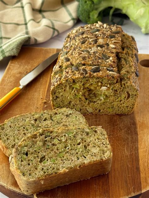 Pan de brócoli y espinacas en rebanadas