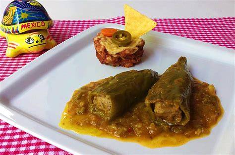 Plato de pimientos verdes rellenos de carne en salsa