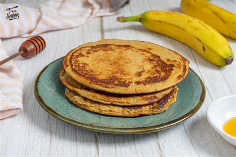 Plato de tortitas proteicas con frutas y sirope