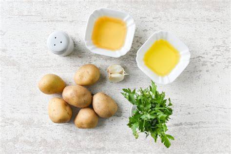 Ingredientes para patatas al ajillo: patatas, ajo, perejil, vinagre