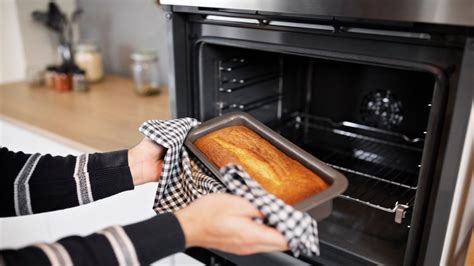 Horno con bizcocho horneándose