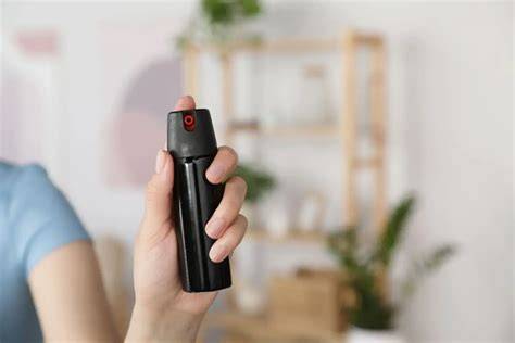 Mujer defendiéndose con un spray de pimienta