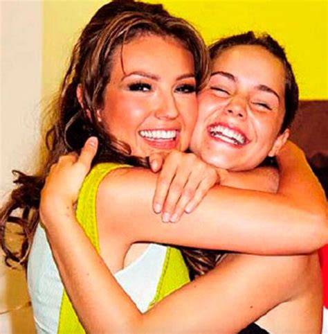 Camila Sodi y Thalía bromeando con una costilla asada