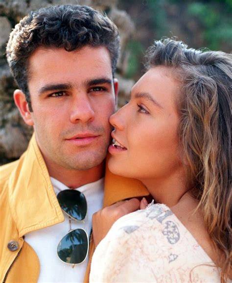 Thalía en la telenovela Marimar y una foto actual para comparar su rostro