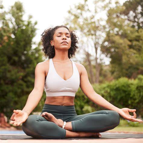 Thalía realizando una postura de yoga