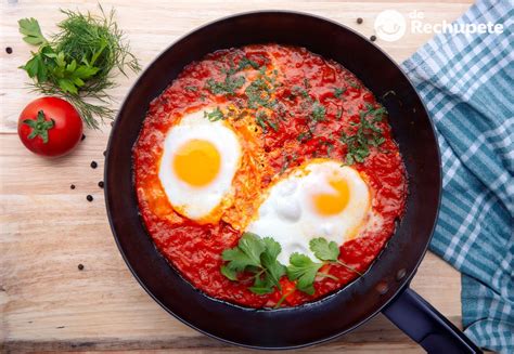 Huevos al plato horneados con pisto
