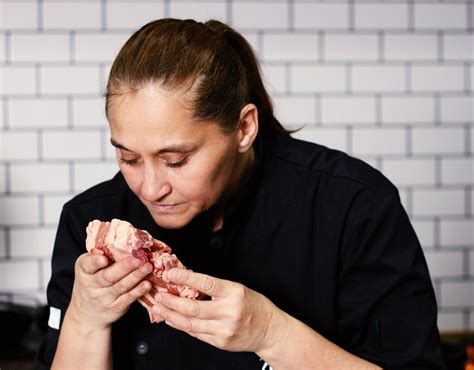 Sommelier de carne evaluando la calidad de un corte
