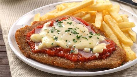Milanesa a la napolitana con papas fritas
