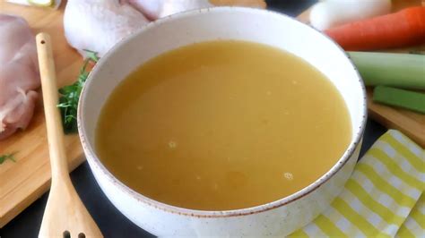Caldo casero servido en un tazón