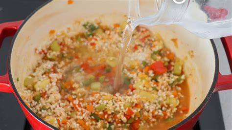 Cocer el arroz con pimentón y caldo