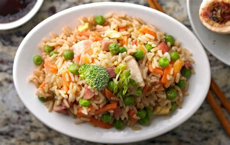 Arroz frito mezclado con pollo y verduras