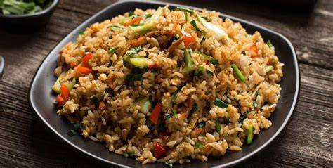 Plato de arroz chino servido