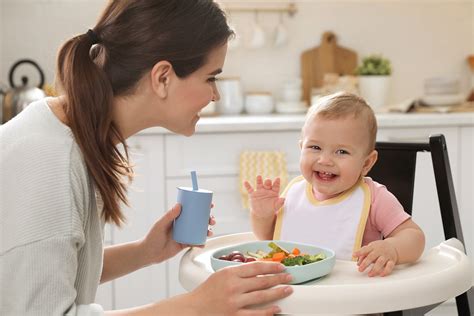 Bebé siendo amamantado y luego comiendo alimentos sólidos