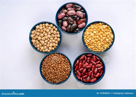 Variedad de legumbres en cuencos