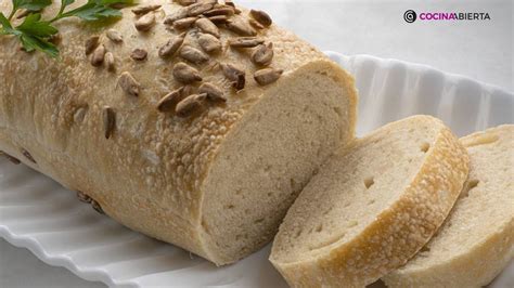 Pan de espelta horneándose en el horno