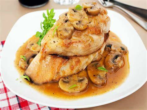 Pechuga de pollo y champiñones salteándose en un wok