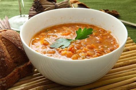 Lentejas en un tazón listas para la cena de Año Nuevo